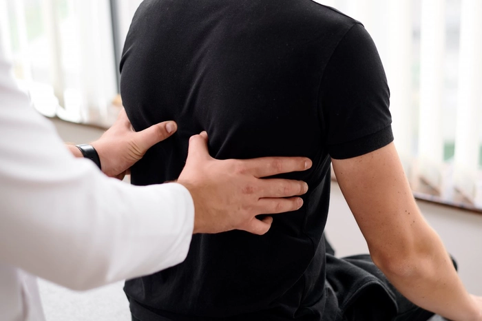 medic care verifica spatele unui pacient