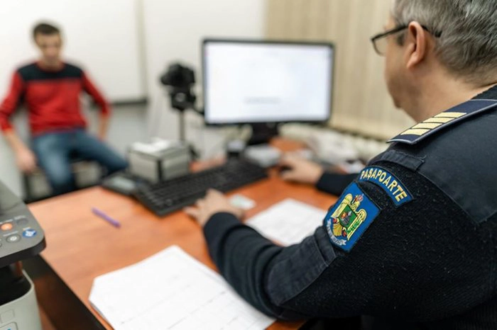 un ghișeu pentru eliberare de pașapoarte