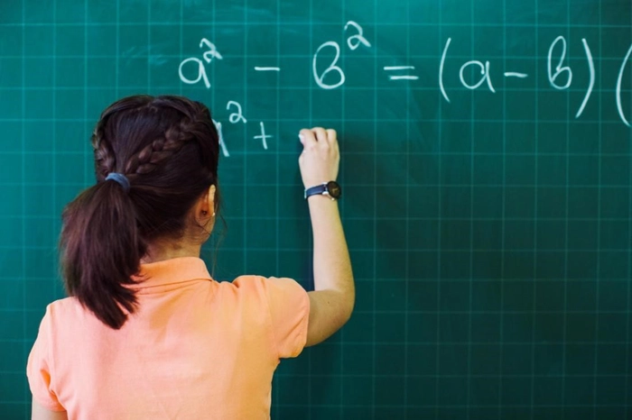 o eleva care rezolva un exercitiu de matematica la tabla