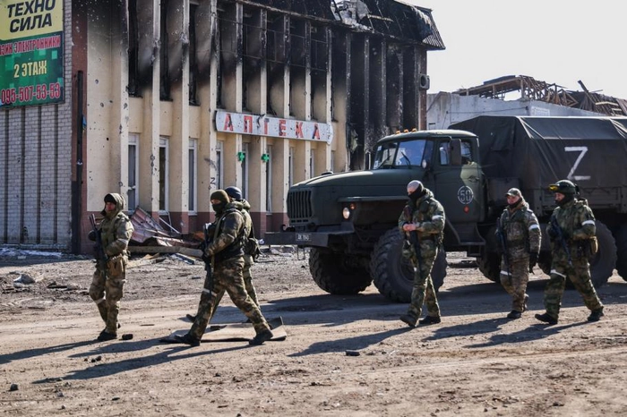 violul copiilor ucraineni continuă, soldati rusi, camion, armata rusa