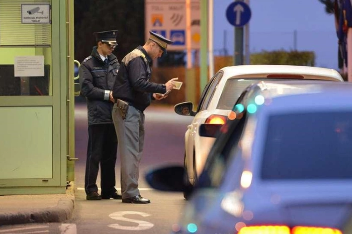 agenti de frontiera controland masini