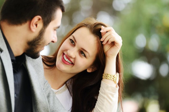 o femeie care flirtează cu un bărbat