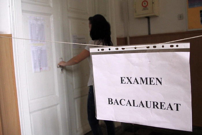Foaie pe care scrie “Examen Bacalaureat”