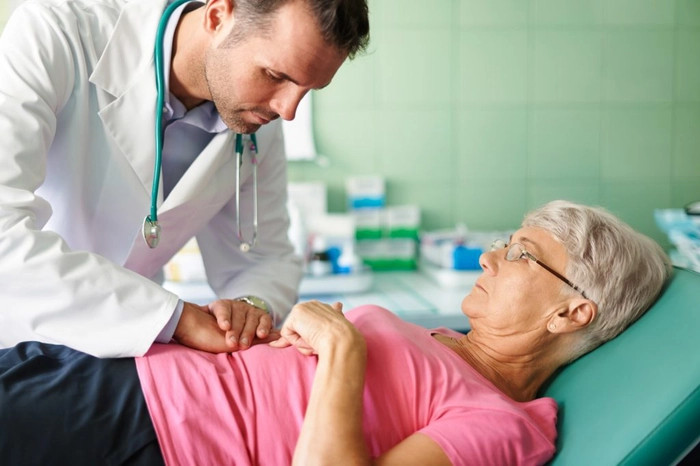 o femeie în vârată la medic