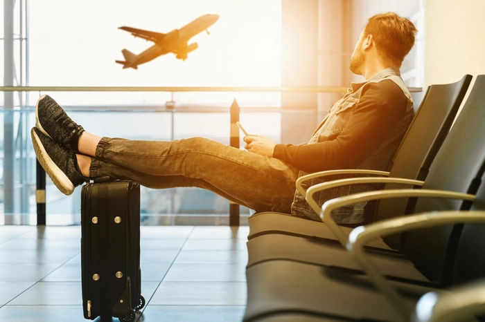 un bărbat care se află în aeroport