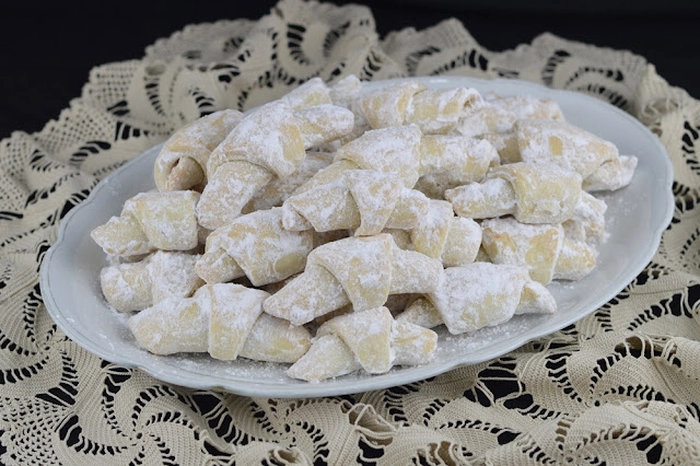 cornulete fragede cu untură și apă minerală