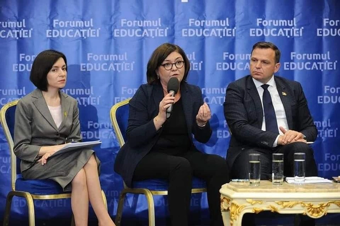 Femeie vorbind la microfon