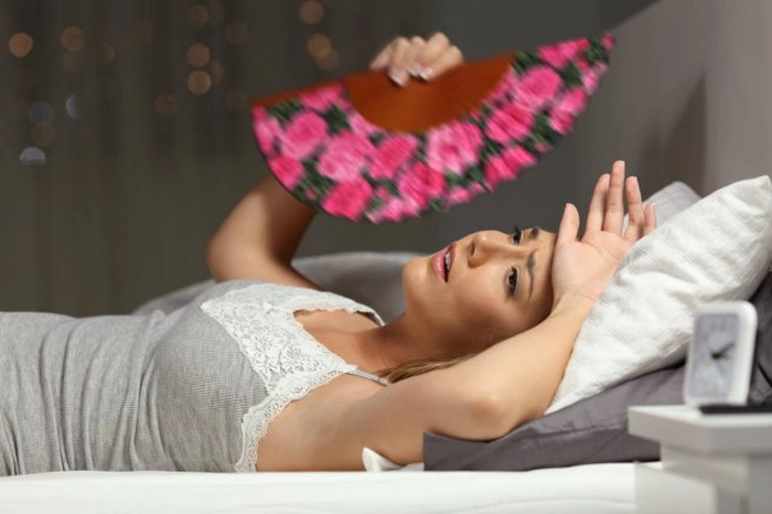 o femeie care folosește un evantai