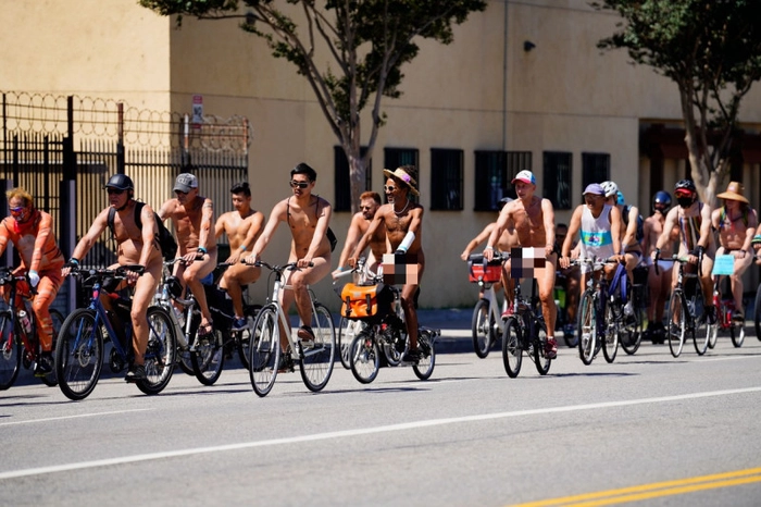biciclisti nudisti