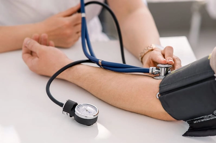 un medic care ia tensiunea unui pacient