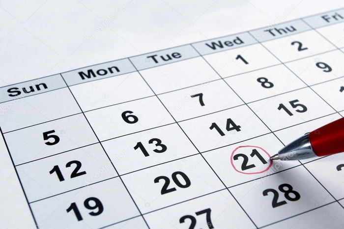 o persoana care incercuieste o data in calendar