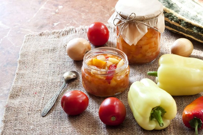 doua borcane cu gogosari in sos de mustar pe o masa langa mai multe legume proaspete