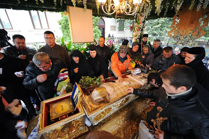 o imagine cu racla Sf.Parascheva