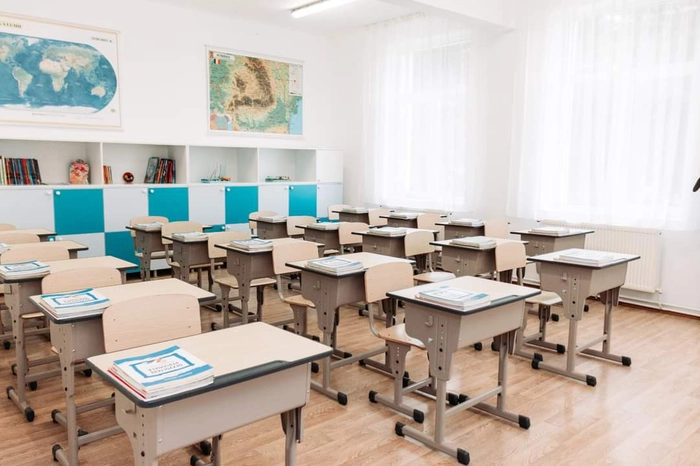 sala de clasa in care se afla banci si scaune