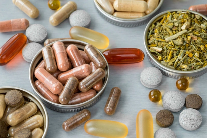 mai multe recipiente cu vitamine pe o masa