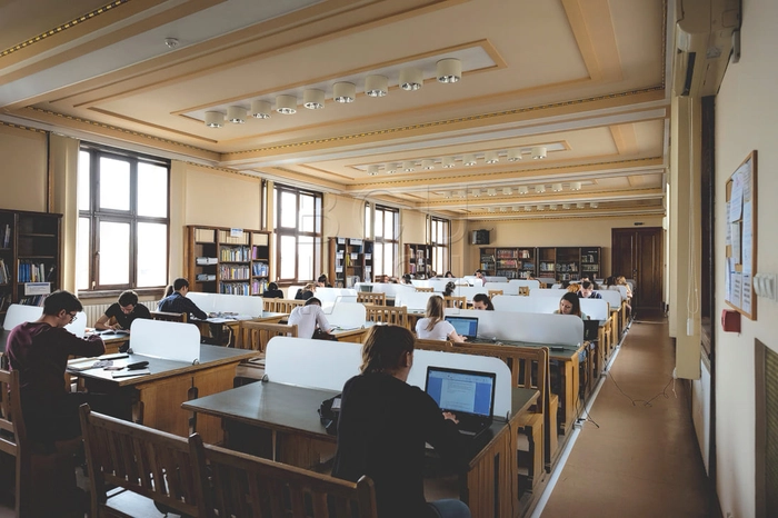 sala in care se afla persoane