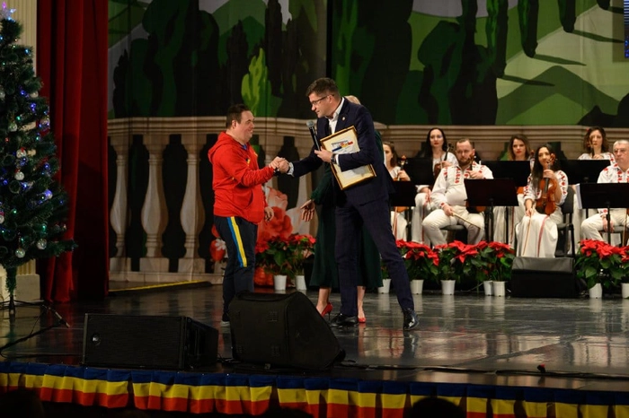 Costel Alexe dand mana cu un olimpic