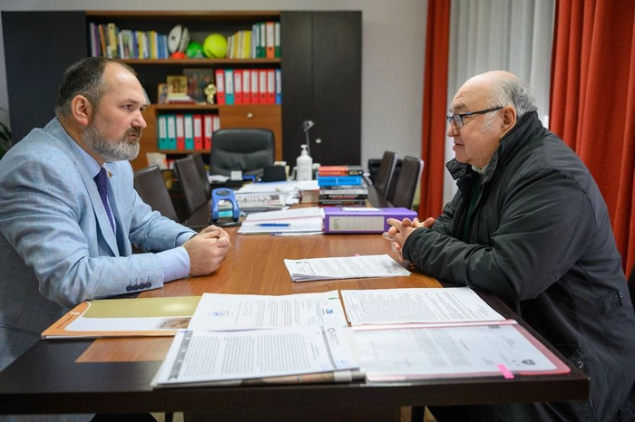  doua persoane stau de vorba la o masa