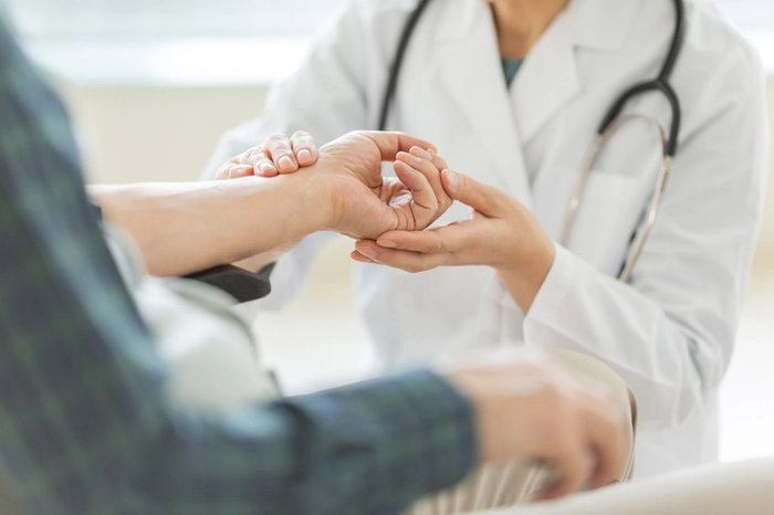 medic care verifica ritmul cardiac unei persoane