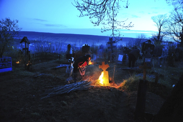 o imagine cu un foc intr-un cimitir