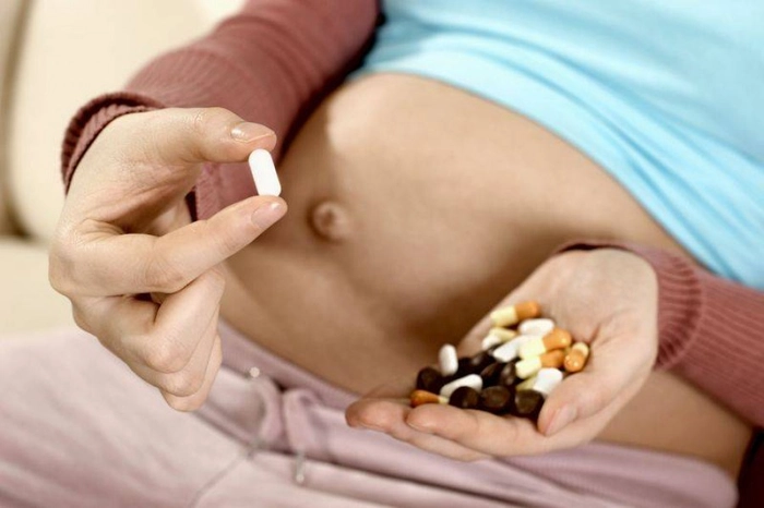 poză cu o gravidă care ia medicamente