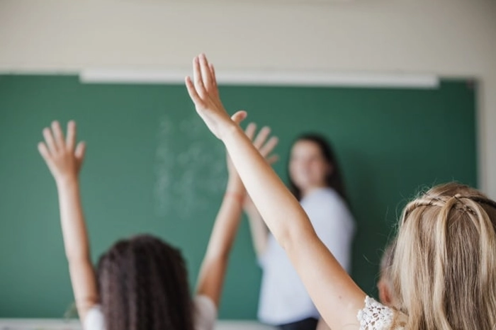  poză cu niște elevi în timpul orelor de curs