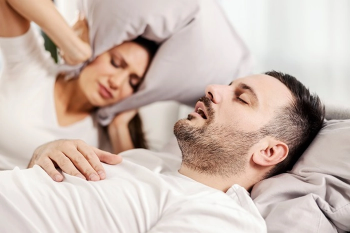 poză cu u bărbat care sforăie