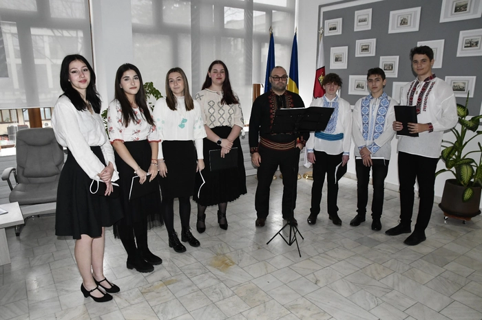 elevi ai clasei de canto a prof. Renato Ridiche de la Colegiul de Artă „Octav Băncilă” din Iași