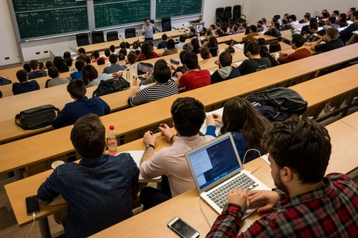  studenți