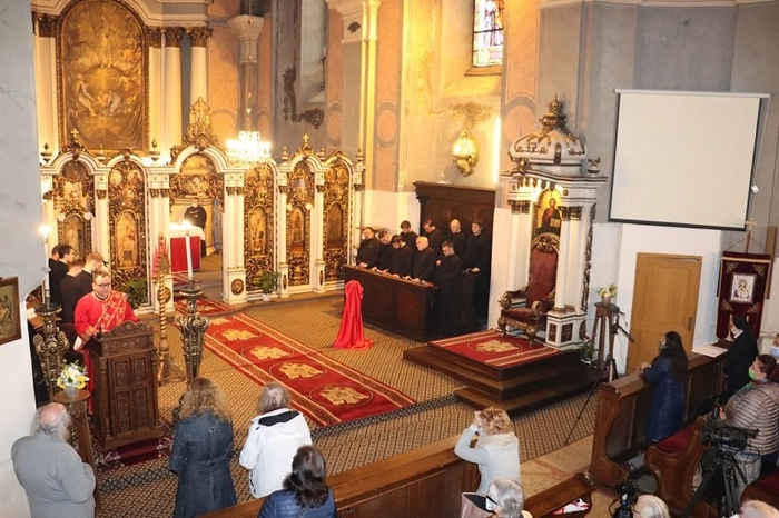 mai multe persoane intr-o biserica
