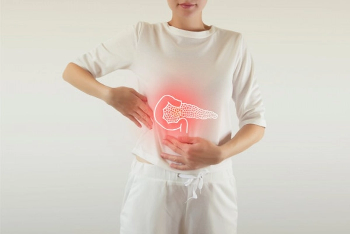 infografică persoană care suferă de pancreatită cronică