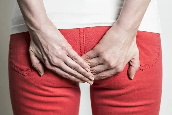 persoana care are probleme cu hemoroizii