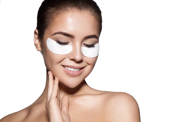 persoana care folsoeste o crema impotriva cearcanelor
