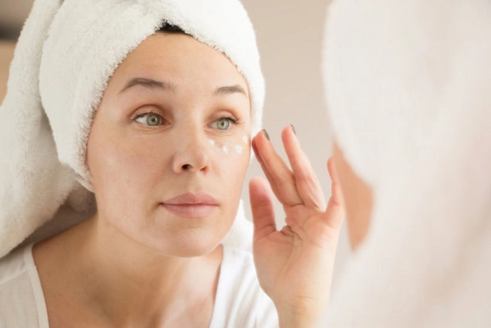 persoana care folsoeste o crema impotriva cearcanelor