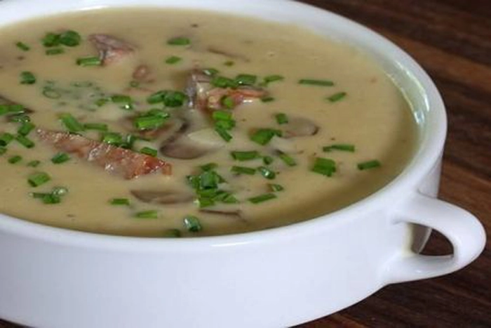 farfurie cu supa crema de ciuperci