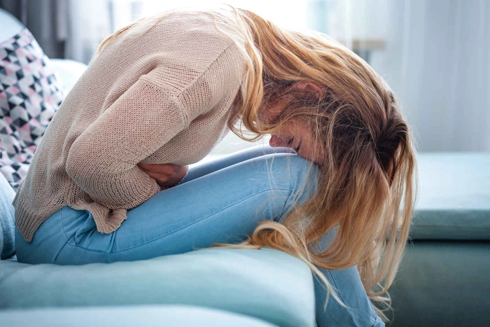 persoana care acuza dureri din cauza crizei de fiere