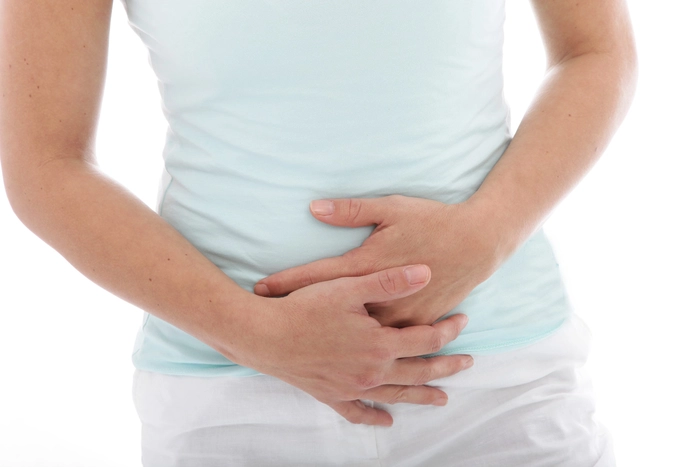 femeie care acuza o infectie urinara