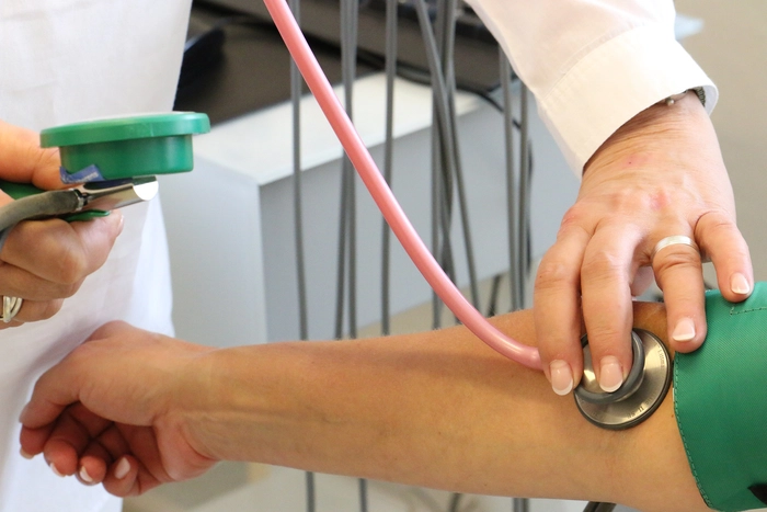 persoana careia i se masoara tensiunea arteriala