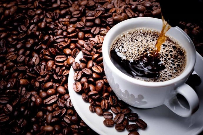 ceasca de cafea si boabe de cafea