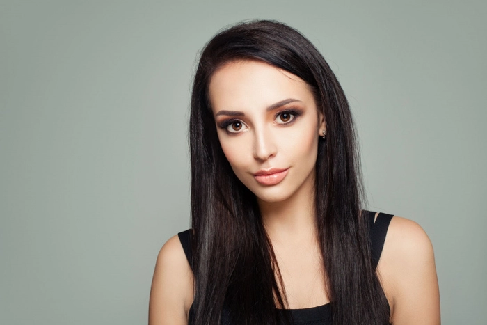 femeie cu parul brunet