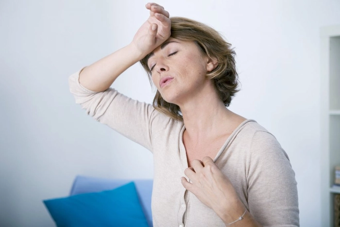 femeie care sufera de calduri din cauza menopauzei