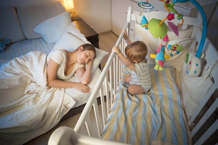 mama care doarme si copil care este treaz