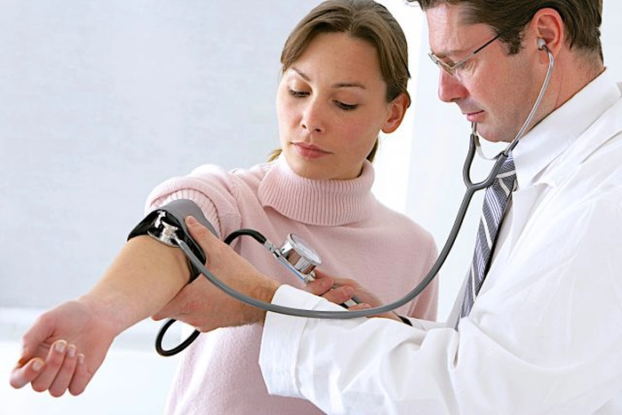 doctor care masoara tensiunea unei femei
