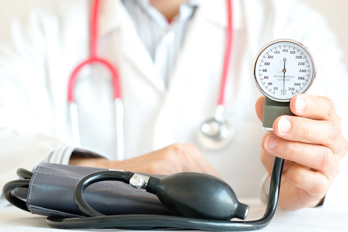 un doctor care tine un tensiometru in mana