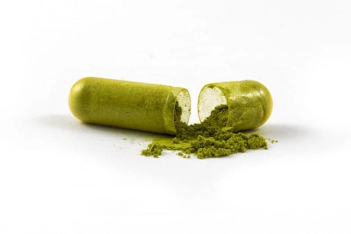 o pastila cu un praf verde deschisa