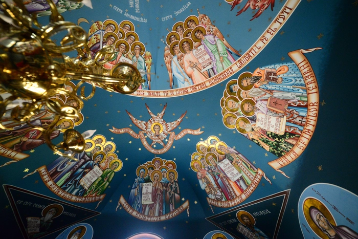 tavan cu picturi rupestre cu sfinti