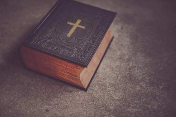 poza cu biblia pe o masa