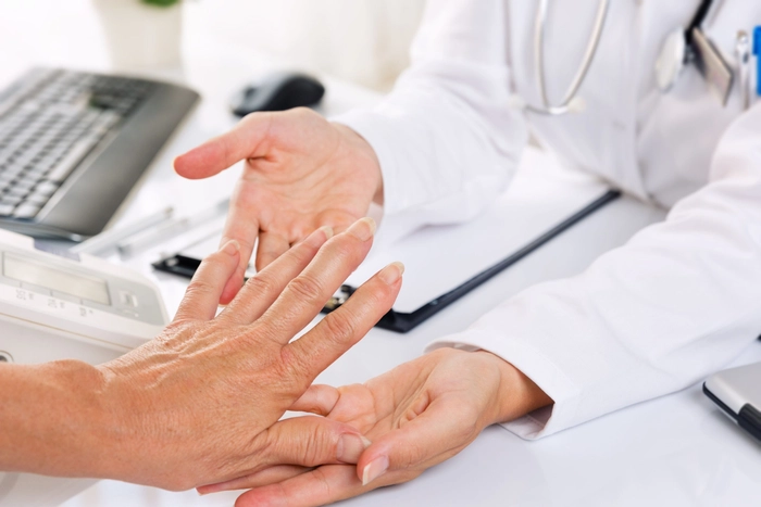 persoana cu reumatism la consult de specialitate