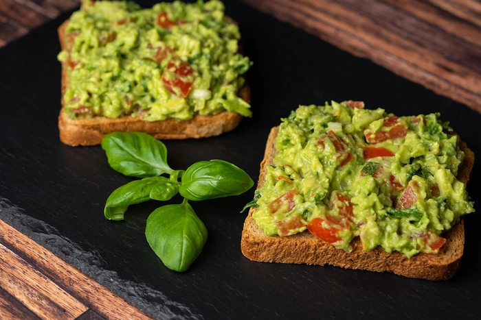 salata de avocado pe paine asezata pe o masa