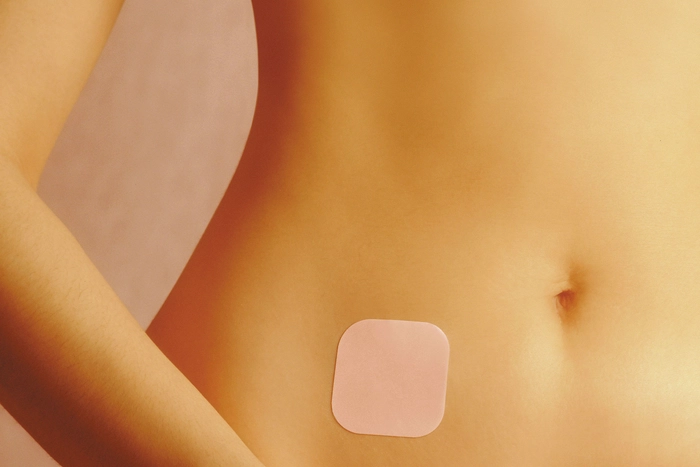 abdomen pe care se observă un plasture